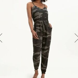Splendid Jetsetter Jumpsuit LARGE Camouflage Comfy Casual‎ Feminine Pockets NWT